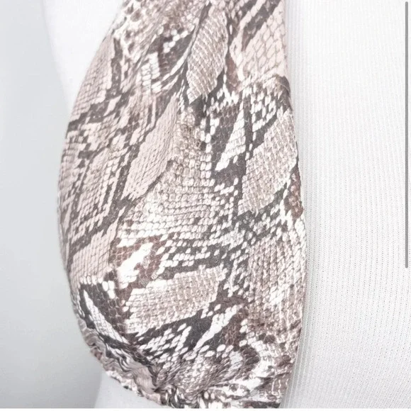 Good American Sand Snake
Halter Bikini Top Textured Size 1 - Picture 6 of 7